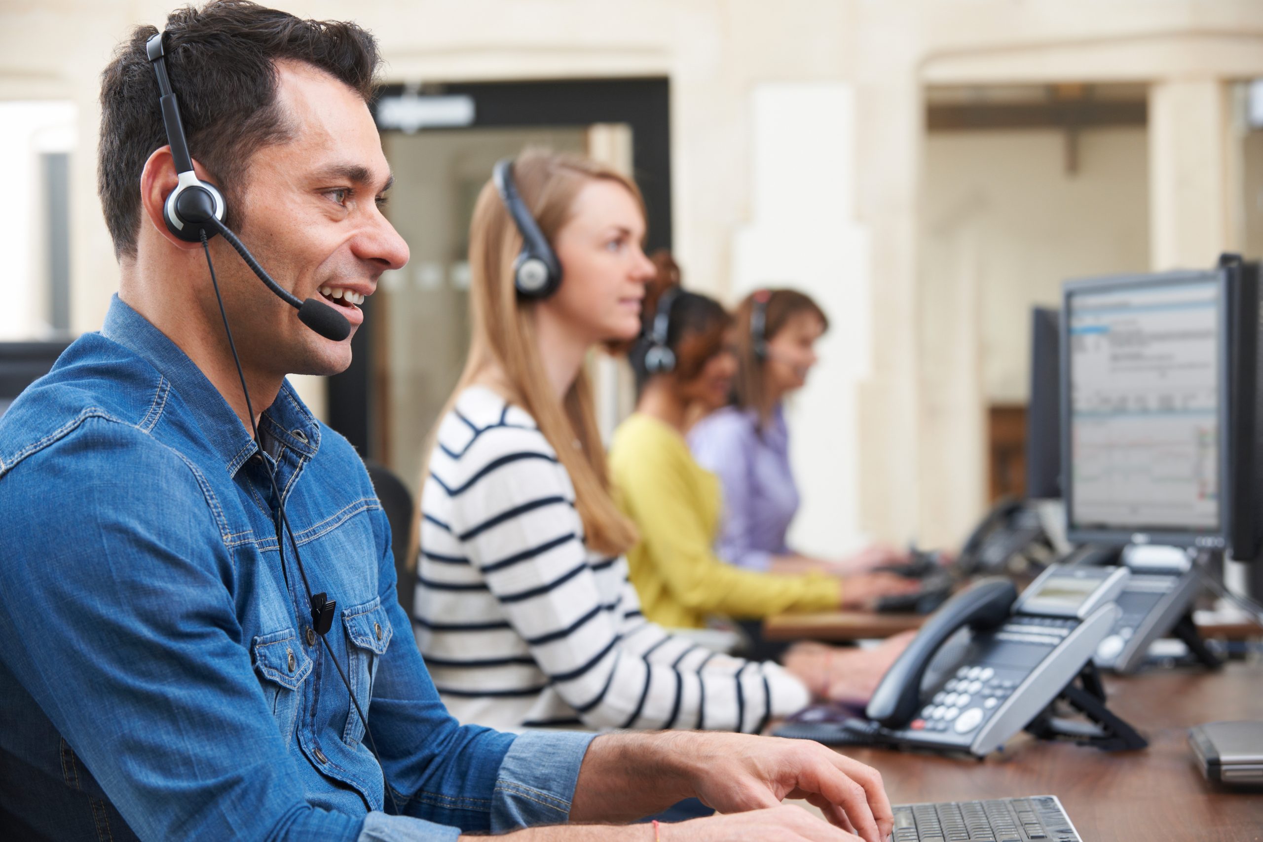 Live Chat for Customer Service Teams: Pros and Cons
