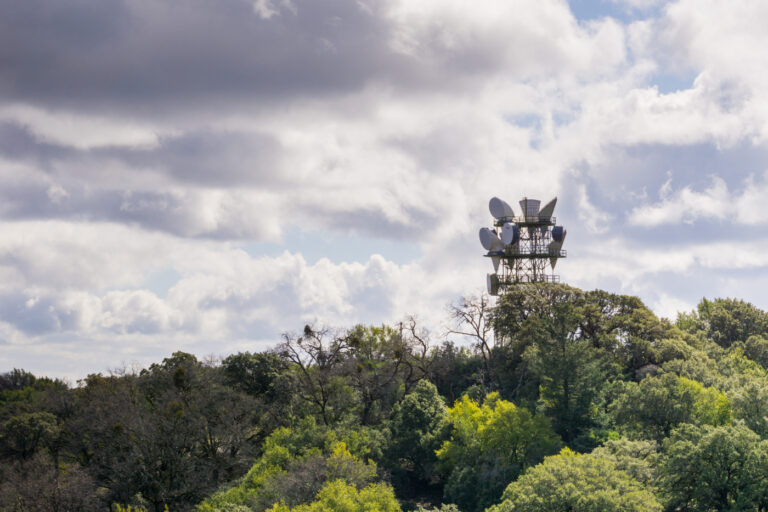 Telecommunication radio antenna tower for the What is VoLTE article.